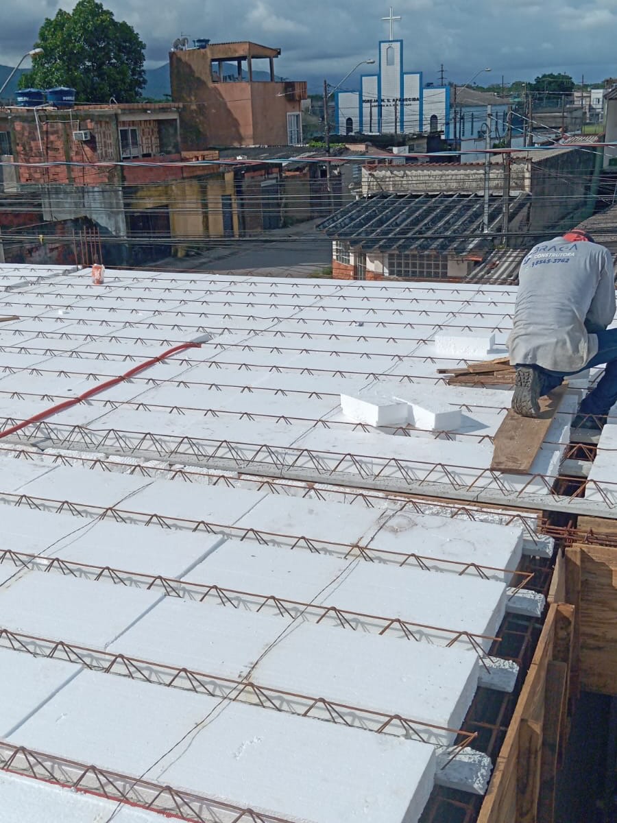Painel treliçado maciço em obra comercial