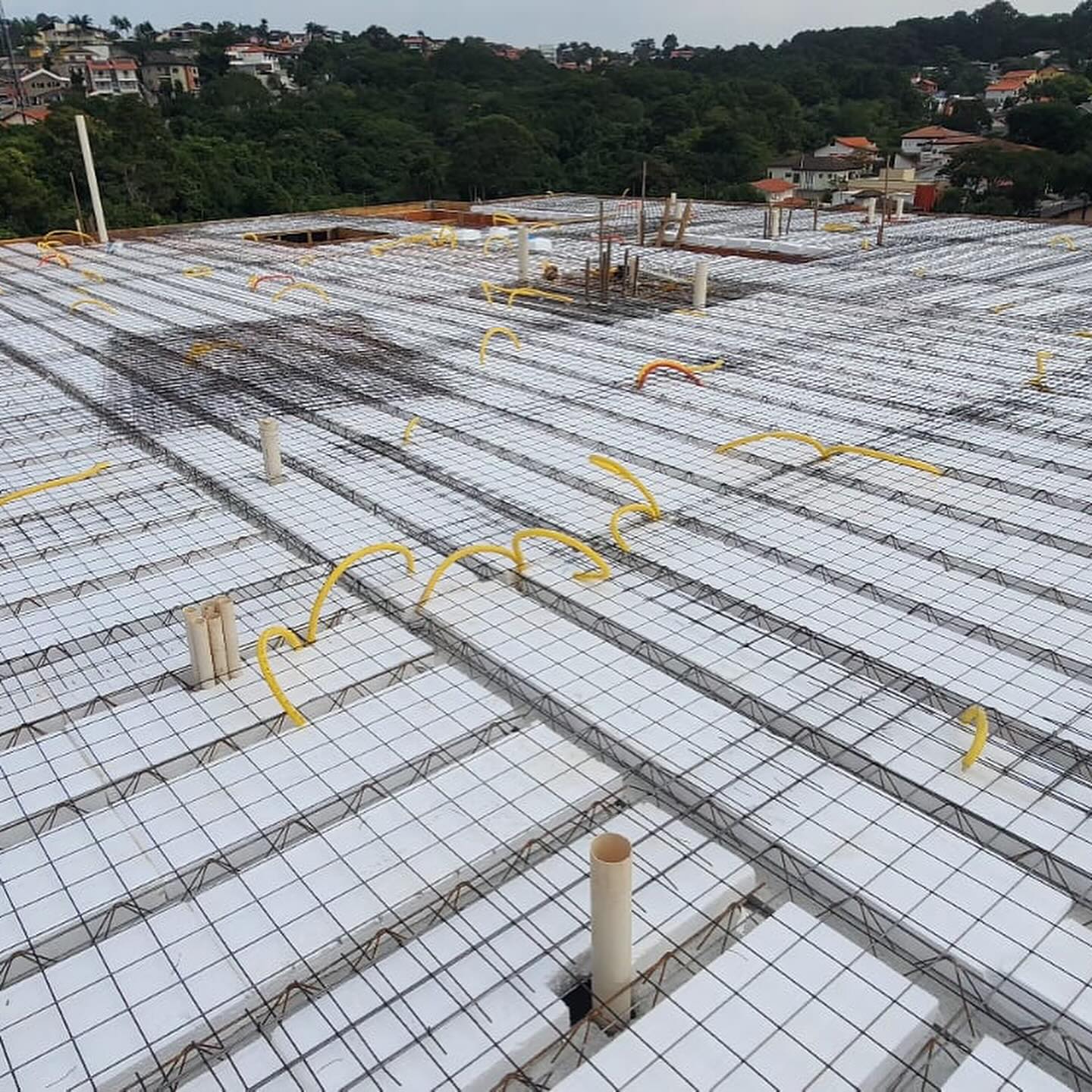 Obra industrial com lajes de grande vão