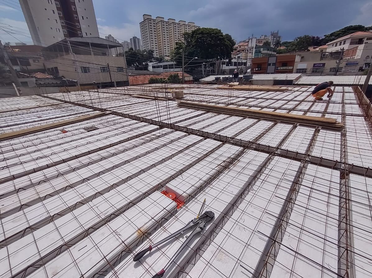 Obra de laje treliçada em construção residencial